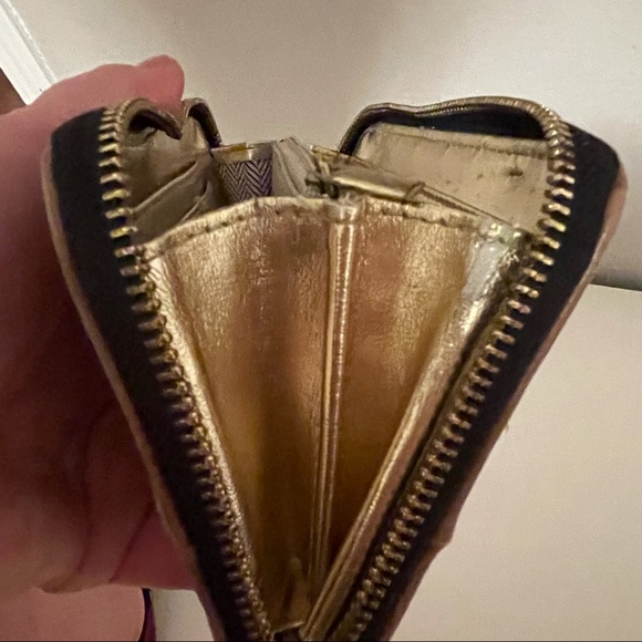 ❌SOLD❌ EUC Beautiful Steve Madden Large Fall Tan Beige & Gold Logo Zipper Wallet - Picture 11 of 14
